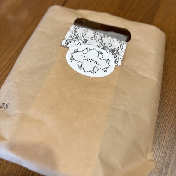 matsumotopaper's tweet photo. 大阪土産
わかりやすい色違いの丸シール
#batton #おやつ黒豆 #抹茶黒太郎 https://t.co/Vgx3k7pc6M