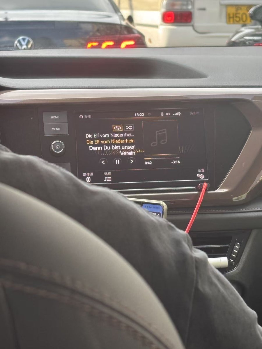 Meine Frau fährt Taxi durch Shanghai und der Fahrer macht ein deutsches Lied an. Und zwar dieses: 🫣