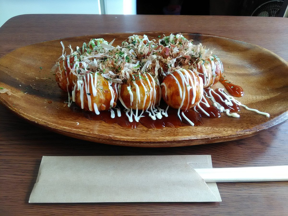 たこ焼き菜々は、本日と明日お休みをいただいております。
店内のテーブル、だいぶ年季が入ってきました。
開店祝いにいただいた大切な品なので、なかなか買い替えられずにいます。
気づけば、もうすぐ8年。
そんなことをふと考えてしまう、定休日の午後です。
#定休日　#たこ焼き　#函館