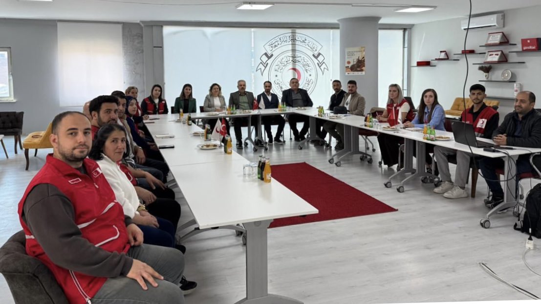 KizilayNevsehir's tweet photo. Genel Merkez Yönetim Kurulu Üyemiz @avesraozkoc katılımıyla, Nevşehir İl Merkezi Başkanımız, @ercan_civelek ve İlçe Şubeler ile Kızılay birimlerimizle beraber İl Kordinasyon toplantımızı yaptık.
@kizilaykadin50 @genckizilay50 
#iyiliksensizolmaz #sensizolmaz #kızılay #kandostum https://t.co/mXqrVqj5bF