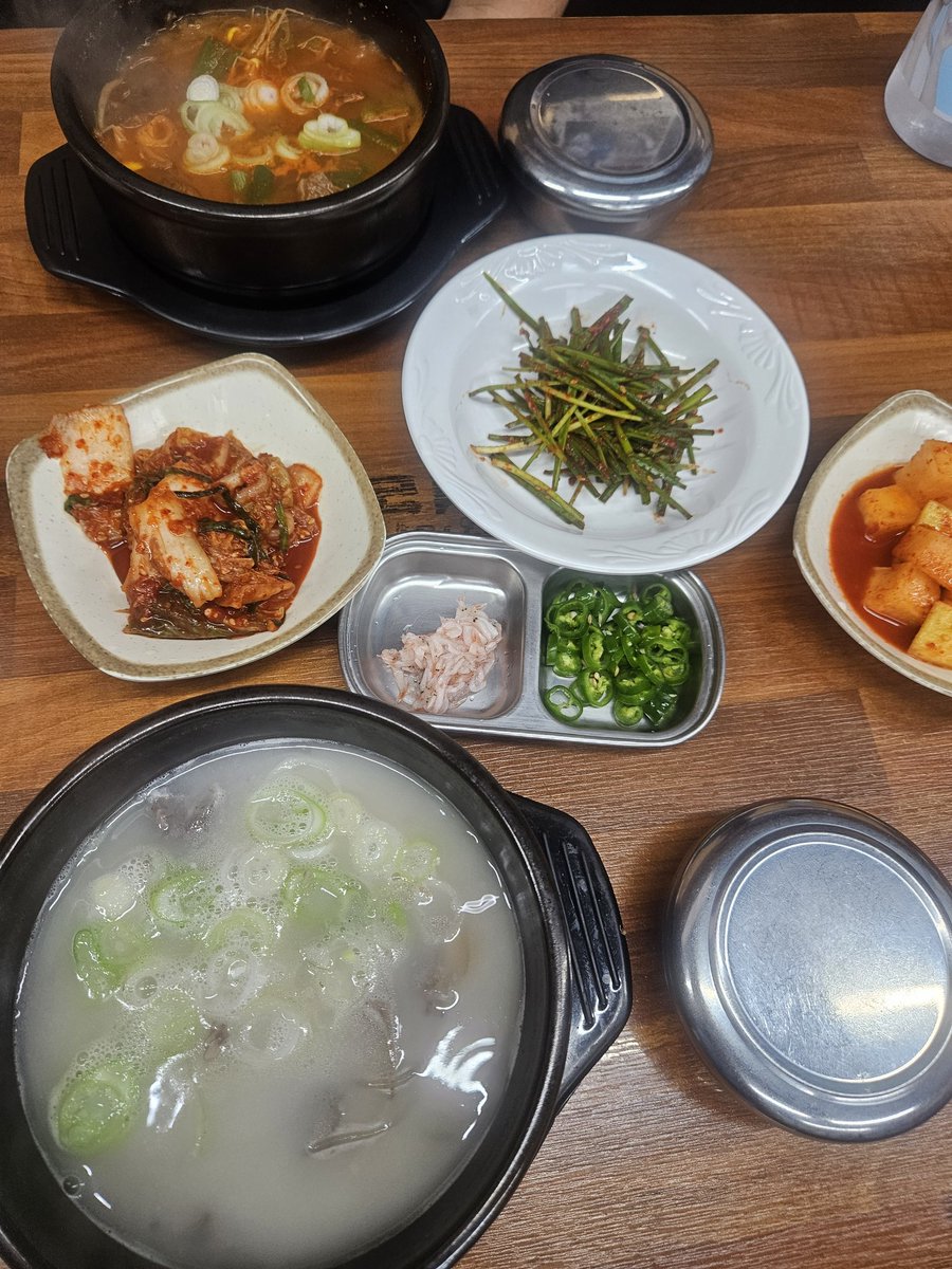 부여 장터한우국밥, 보기와 달리 한우 건더기가 가득 든 국밥. 옆자리 충청도 할머니들의 구수한 사투리 수다를 들으며 기분좋게 먹었다. 가장 많이 언급한 단어, 팀장??