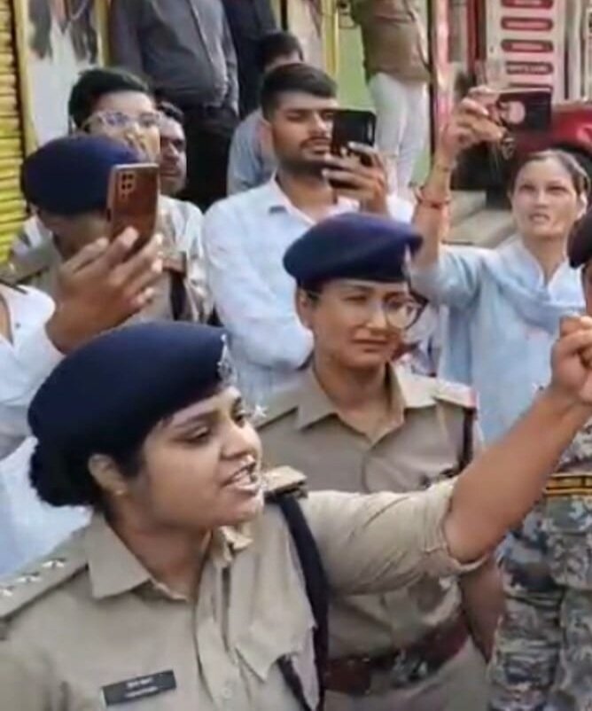 azizkavish's tweet photo. ग्वालियर CSP हिना खान के लिए तालियां बजाइये।

अंबेडकर के खिलाफ बोलकर चर्चा में आए हाईकोर्ट अधिवक्ता अनिल मिश्रा के समर्थक सिद्धेश्वर मंदिर पर सुंदरकांड पाठ करना चाहते थे, जबकि मंदिर में पहले से ही सुंदरकांड चल रहा था और वहां पुलिस तैनात थी।

ये देखकर एडवोकेट मिश्रा समर्थक भड़क गए। सड़क पर ही सुंदर कांड के लिए टेंट बुला लिया। CSP हिना खान ने टेंट वाले को भगा दिया।

हिना पर सनातनी विरोधी होने का आरोप लगाते हुए भीड़ ने 'जय श्रीराम' के जयकारे लगाने शुरू कर दिए। 

हिना खान ने भी जोर-जोर से जय श्रीराम के जयकारे लगाए और  कहा यह मैं भी कर सकती हूं। पूरे इलाके में सन्नाटा फैल गया। 

और इस तरह CSP हिना खान ने ग्वालियर को दंगे की आग में झुलसने से बचा लिया