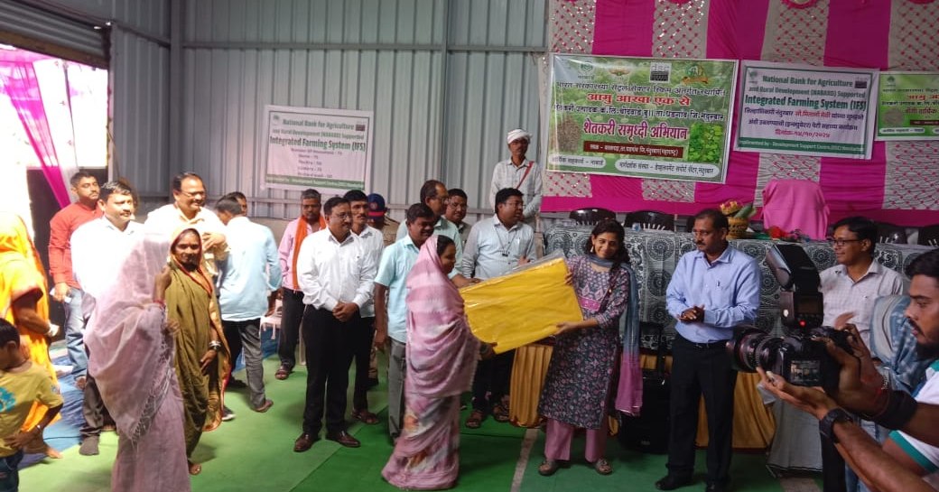 शेतकरी सक्षमीकरणाच्या दिशेने ठोस पाऊल!
'आमु आखा एक से शेतकरी प्रोड्युसर कंपनी, चौदवाडे'  ची वार्षिक सर्वसाधारण सभा मा. जिल्हाधिकारी यांच्या उपस्थितीत पार पडली.

जलसाक्षरता, पोषण, सेंद्रिय शेती आणि शाश्वत कृषी पद्धतींवर मार्गदर्शन. शेतकऱ्यांना ताडपत्री वाटप.