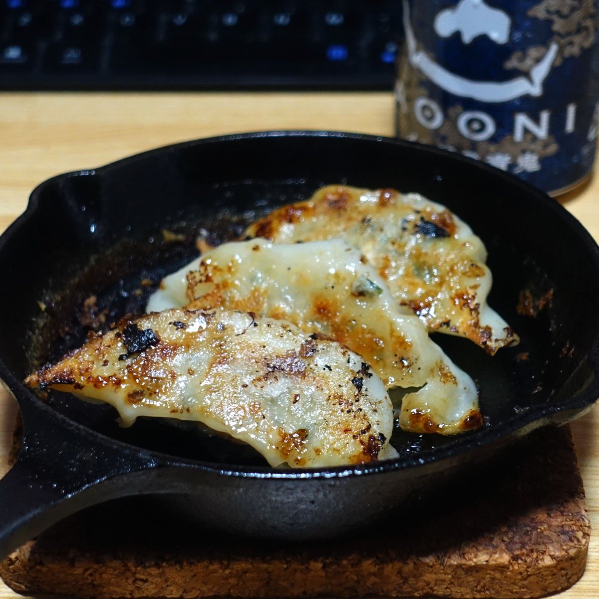 ニトスキ(小)で餃子焼いた。難しい。
#スキレットで餃子 #餃子 #スキレット #ニトスキ #インドの青鬼