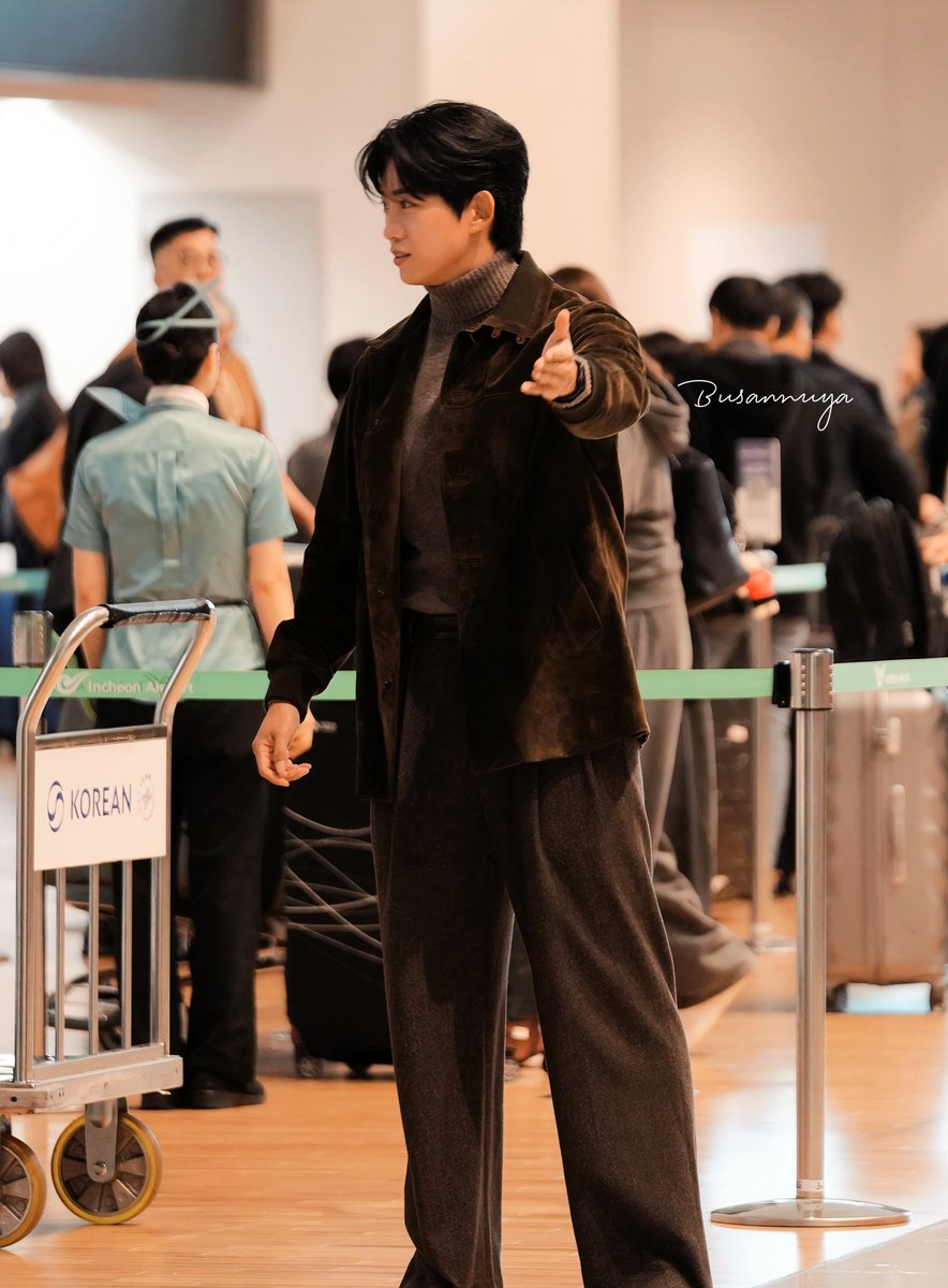 일반 탑승객들께 먼저들 가시라고 💁‍♂️
~~~~안내중인 옥택연

#옥택연 #TAECYEON #택연 
#テギョン #oktaecyeon #2PM
#251015 #인천공항 #출국
#LoroPiana