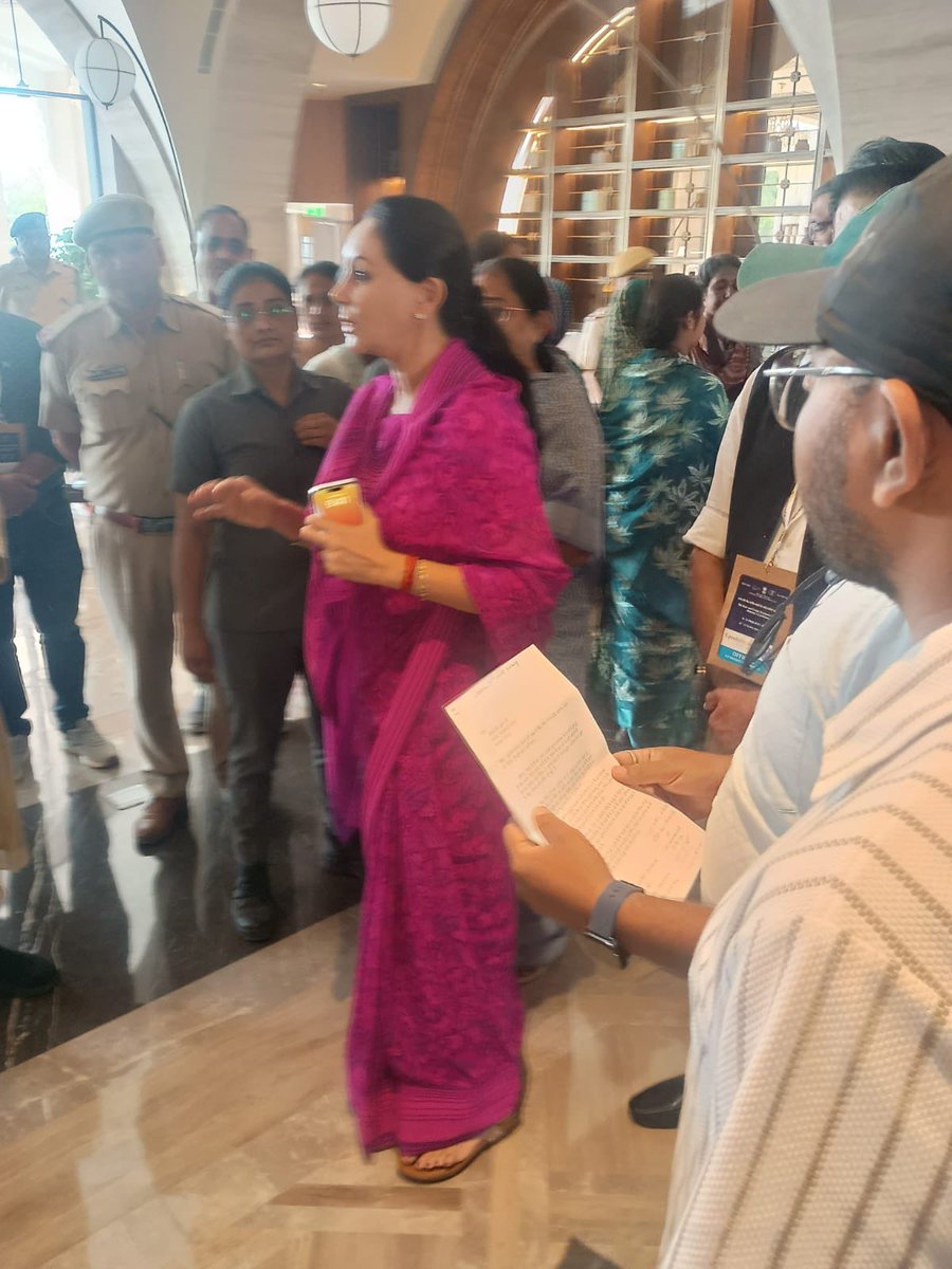 DevilMandaa's tweet image. लाइब्रेरियन 3rd grade पद वृद्धि को लेकर वित्त मंत्री @KumariDiya जी की हमारे मित्रों से साकारात्मक वार्ता हुई।
उन्होने कहा कि उन्हें याद है आपकी मांग और वो जल्दी ही इसे पूरा करने की कोसिस कर रही है।

👉दीया कुमारी जी जल्दी ही वैभव जी से भी बात करेंगी।

#Librarian_Post_Increase