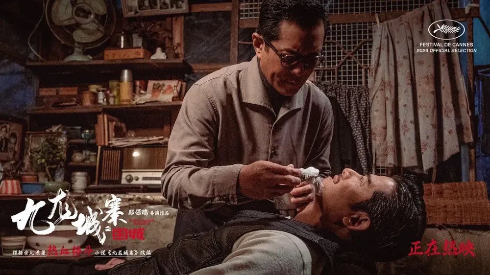 singahsing's tweet image. 작년에 정보서가 부천에 왔을때 질문하고 싶었던거: 용권풍이 미용실 원장님이고 젊을때부터  이쪽분야에 관심을 가졌던 설정은 원작에도 없는데 누가 이 설정 제안했으며(감독? 각본팀? 배우?)이렇게 각색한 이유가 뭐냐. 전형적인 흑사회 보스랑 다른 느낌이라 엄청 휼륭한 각색이라고 생각하기에