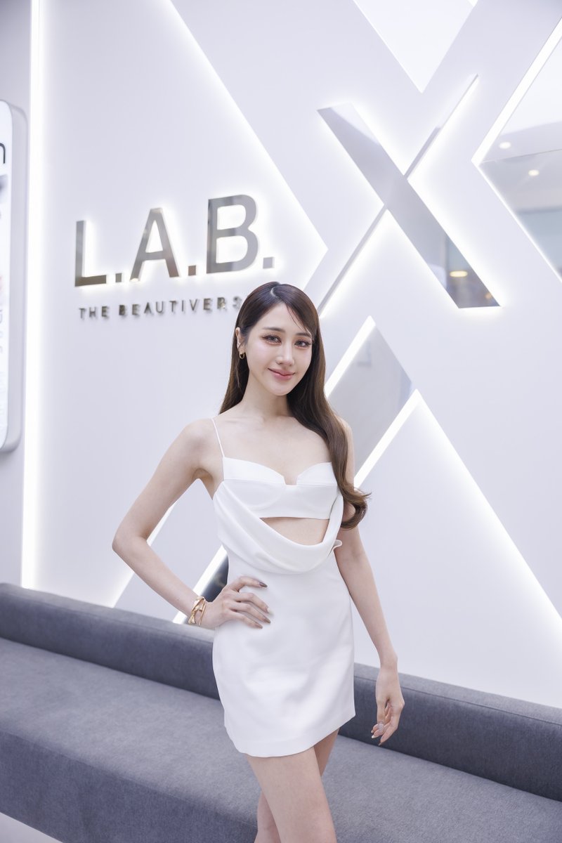 ANiceEnt's tweet image. ‘พิม–พิมประภา’ สวยฟาดทุกองศา
นั่งแท่น Face of LABX ต่อเนื่องปีที่2 ฉลองเปิดสาขาฟิวเจอร์พาร์ค รังสิต ใหญ่กว่าเดิม

#LABXClinic
#พิมพิมประภา

🔗web.facebook.com/share/p/1APdq8…