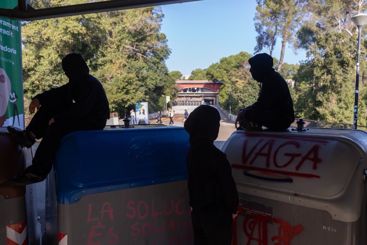 VAGA GENERAL 15O🇵🇸🇵🇸

Seguim als piquets, aturant la normalitat;
perquè no n’hi pot haver mentre un poble és massacrat.

LA CAUSA PALESTINA
ÉS LA CAUSA DE LA HUMANITAT

📸<a href="/axelmiranda_/">Axel John Miranda M.</a>