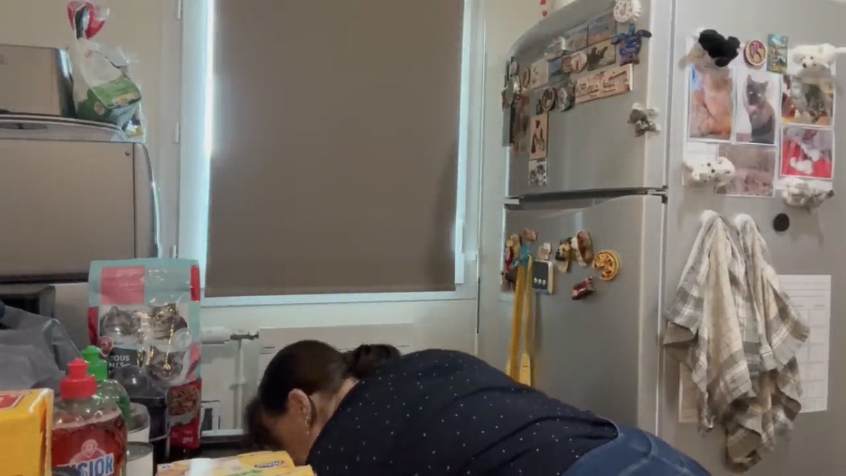 #caramellapassions mais elle a combien de frigo ??? Par contre, le dos va très bien pour ranger les bouteilles d’alcool 😂😂😂