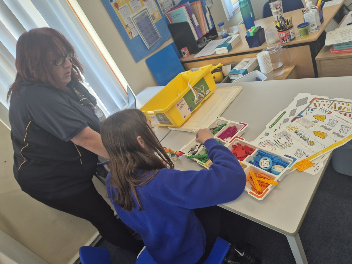 Downland_School's tweet image. This term in Digital Skills pupils have been Coding. Year 7's have used fantastic team work to code the BBC Microbits and the year 9's have created some amazing fair ground rides that actually work!!! #CodingLife #Lego #Microbit #SEND