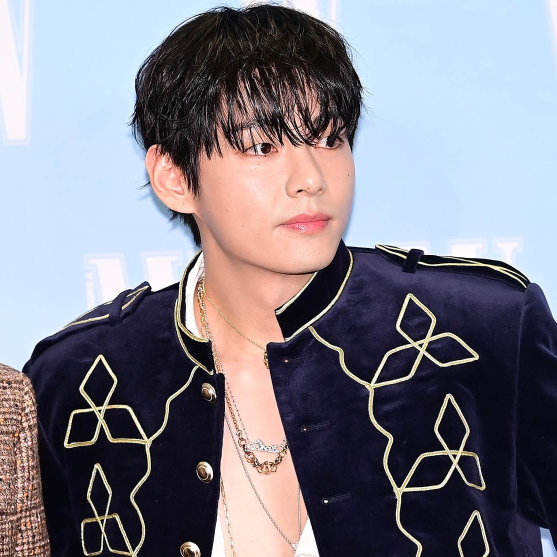 Kim Taehyung no Love Your W, evento anual de conscientização sobre o câncer de mama. #LoveYourW