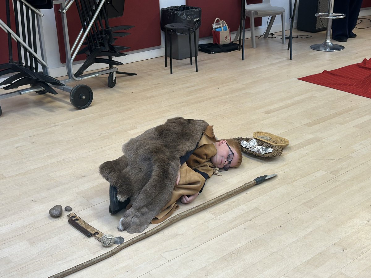 Carolin90534336's tweet photo. .@winterfoldhs Year 3 have been exploring Stone Age burial and playing a game of’Rot or Not’! https://t.co/j1lCLJs29H