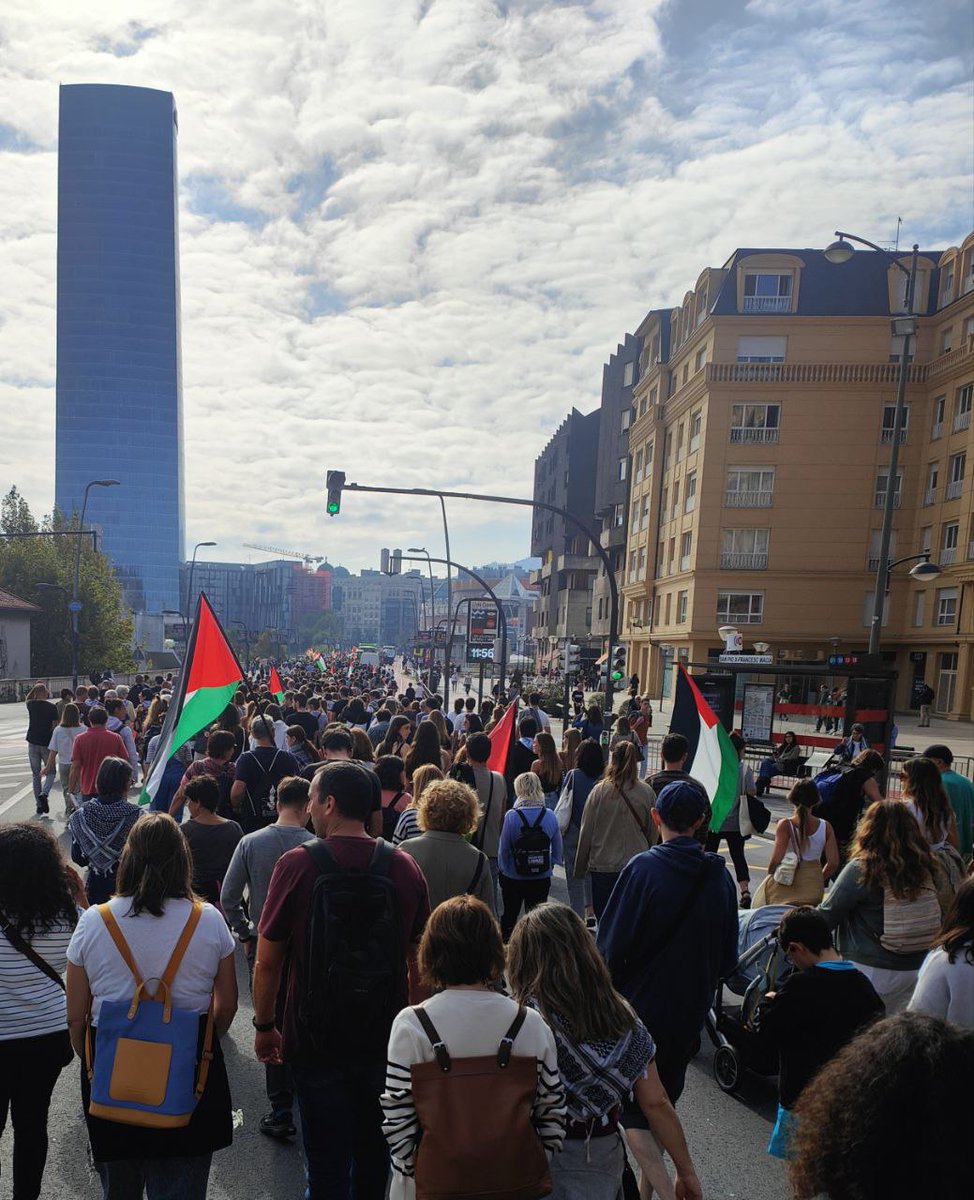 pce_epk's tweet photo. 🛠 🟥15ean Palestinagaitik paroia egiten dugu 
Hoy hemos parado el trabajo y llenado las calles de solidaridad 
#PALESTINAASKATU 🇵🇸✌️ https://t.co/OT8rPaNChn