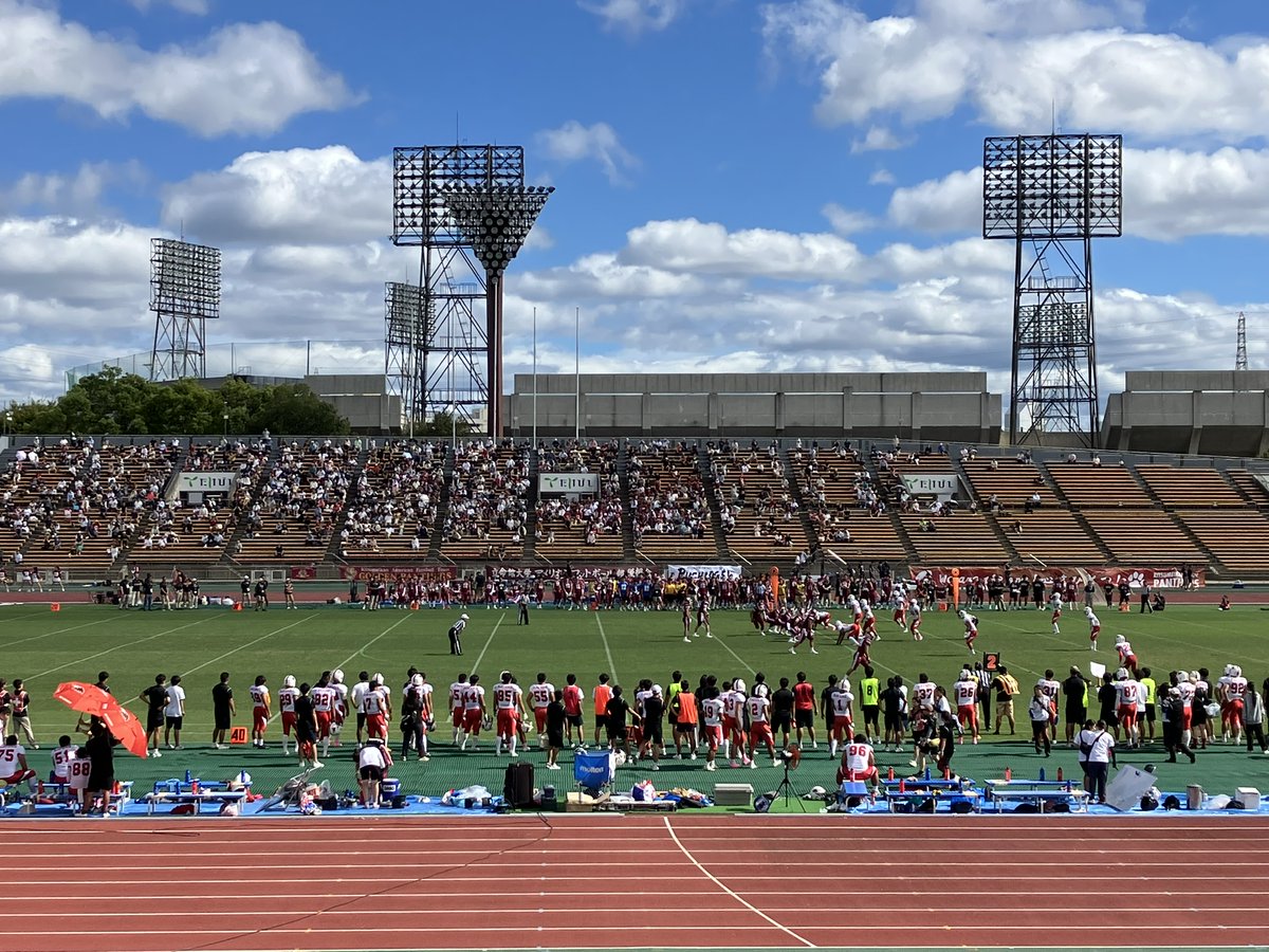 PubicImageLtd's tweet photo. 長居は仕方ないが西京極の試合でも立命館の観客が少ないのが気になりました。神戸には勝つだろうとrtvで済ませたのかな？　関学に甲子園を阻まれ続けたせいか00年代のファンの熱量が失われてる様に見える。一緒に観戦した友人は「滋賀の大学やから京都は遠いやろ」とか失礼なこと言ってた😅
#アメフト https://t.co/OtNSO65gu7