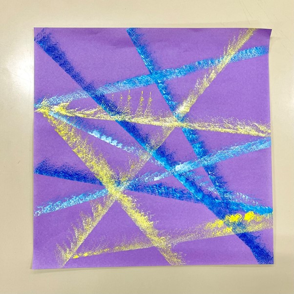 帰り少しぱらつくが何とか帰宅。明日は傘いるかな？画像は教え子の過去の試作から。型紙活用。絵具遊び