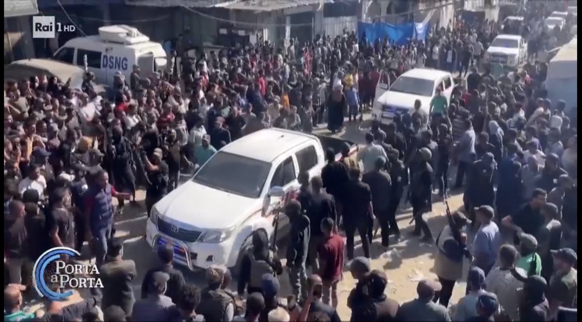 La Rai è ostaggio di Hamas. 

Ieri sera a Porta a Porta, corrispondenza da Tel Aviv. Prima le immagini dell’arrivo dei 20 ostaggi israeliani, poi video da Gaza:
 “I palestinesi condividono la stessa gioia per l’arrivo di duemila ostaggi”.
Ed è Porta a Porta, non il Tg3.