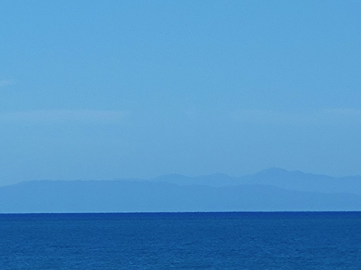 せっかくシェアサイクル使ってるから日和山展望台から日本海。佐渡ヶ島よく見えてる