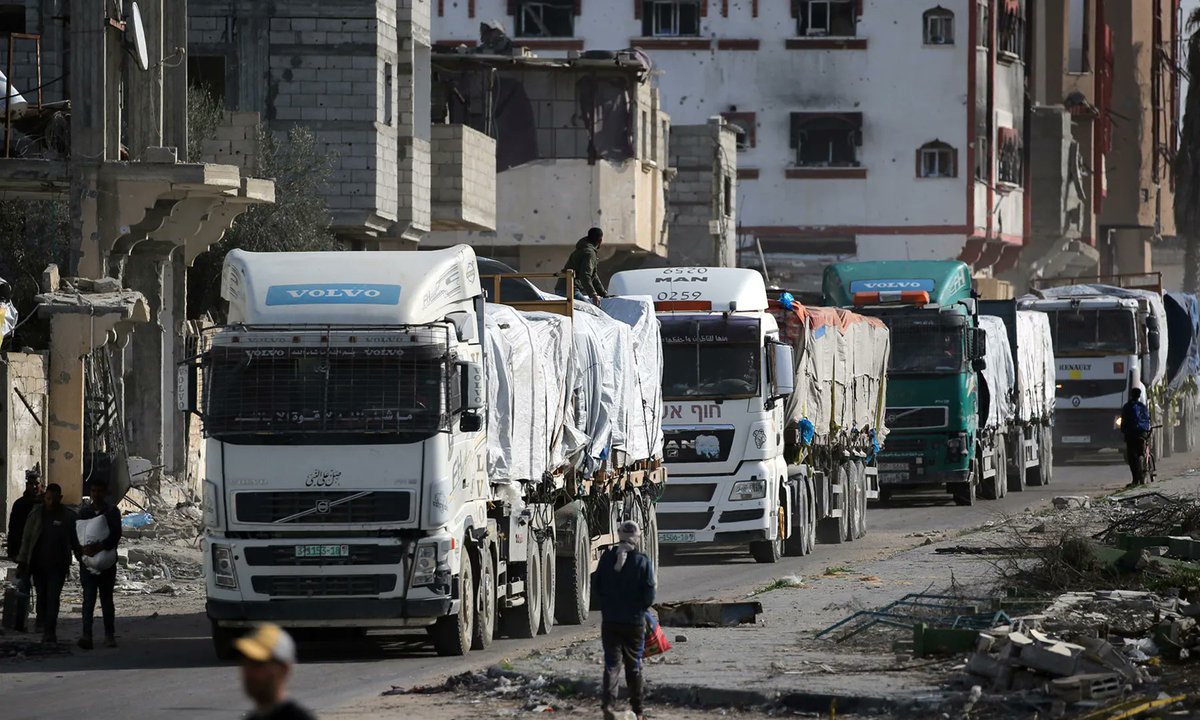 🔴 İsrail anlaşmaya göre son beş gün içinde 3 bin yardım tırının girişine izin vermiş olmalıydı ancak şimdiye kadar sadece 173 tır Gazze'ye giriş yaptı. 

(Gazzeli gazeteci Mutasım El-Dellul)