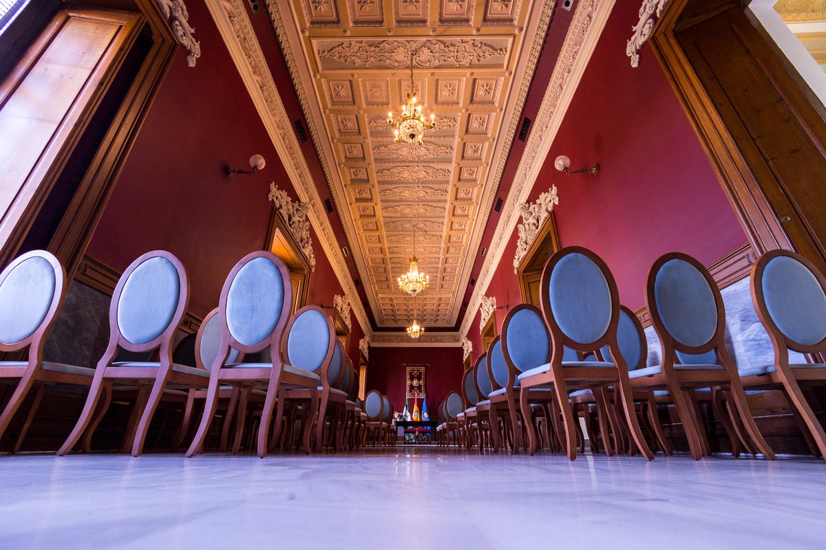 A much@s les sorprende cuándo le decimos que pueden visitar el #Ayuntamiento. Pero es que el nuestro es pura historia tallada en piedra ostionera. Cada rincón, arco, bóveda esconde siglos de historia y cultura.
Ven los viernes  a las 17h y 18.30h a descubrirlo.
ENTRADA LIBRE.