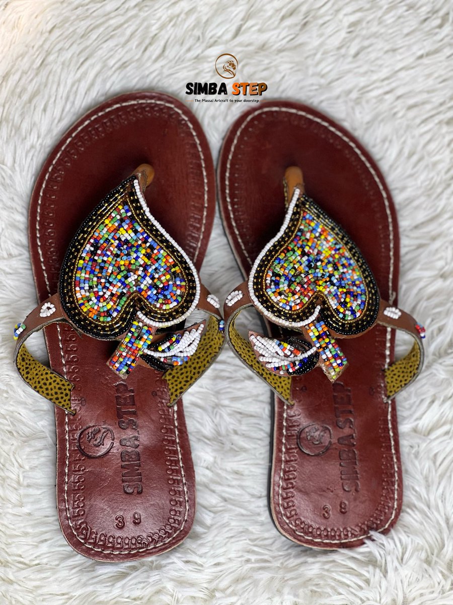 Simba_step's tweet image. Un peu de couleur dans votre semaine avec nos sandales en cuir 🥰
#RtAppréciés 

🏷️ 8000f
📍Yaoundé 
📞 693148759 (WhatsApp Uniquement) 

Vous pouvez shopper sur notre site internet, lien en bio ⬆️

#MercrediBiz