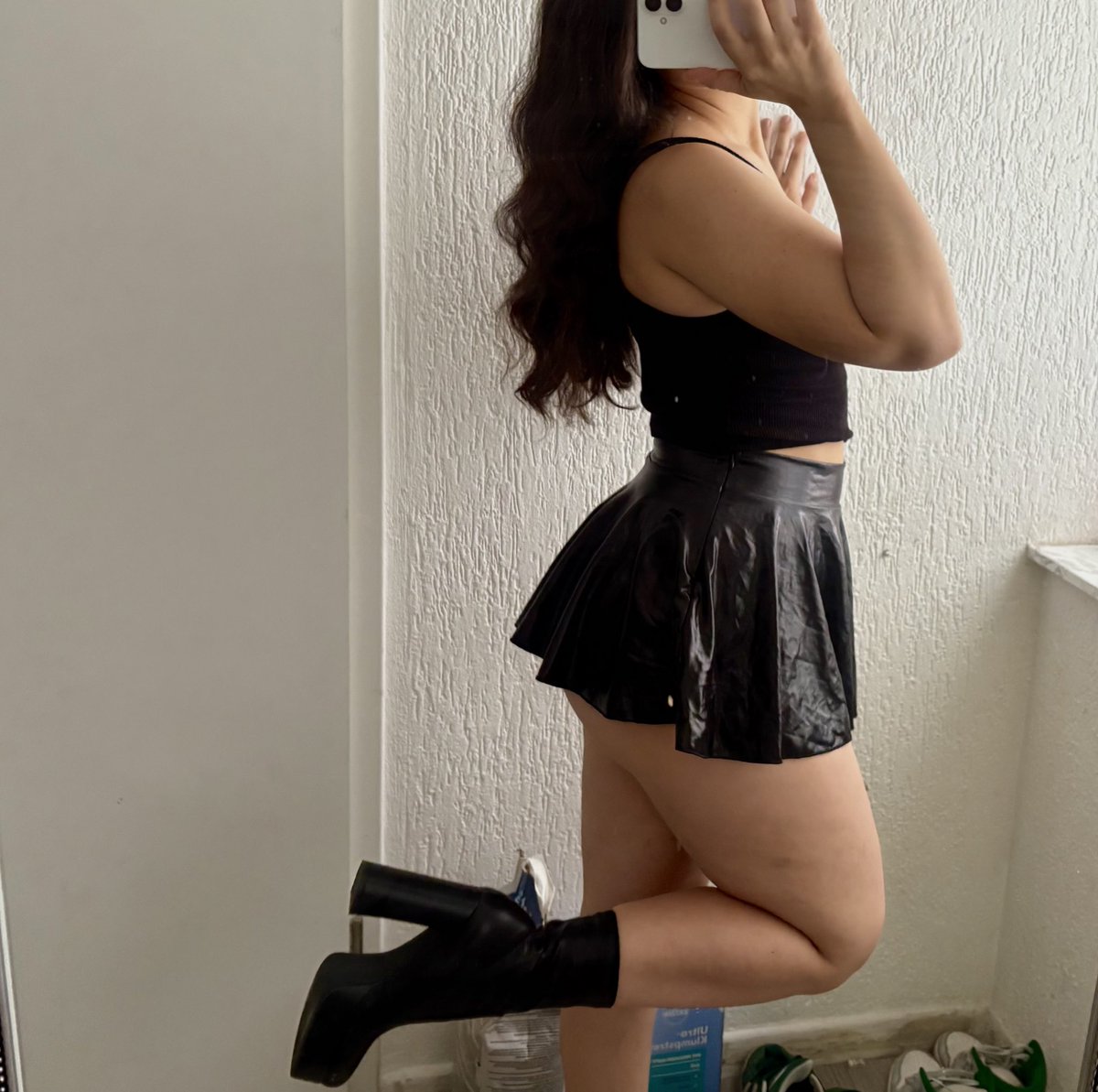 Pure Hingabe erwarte ich, Loyalität und Treue gegenüber der orientalischen Königin 👑 los ihr köter, nehmt das kleine Stückchen Hirn was ihr besitzt und kommt in meine DMs, es wird feucht fröhlich 💦👢