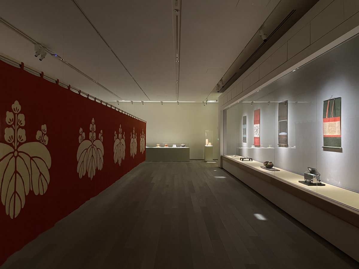 荏原 畠山美術館新館開館一周年記念 「『数寄者』の現代ー即翁と杉本博司、その伝統と創造」 artexhibition.jp/topics/news/20… <a href="/art_ex_japan/">美術展ナビ</a> 即翁が築いた「茶の湯の場」（本館）と、杉本が創り出した「現代の茶室」（新館）。静寂と光、素材と精神、過去と現在が交錯する展示空間。必見です！