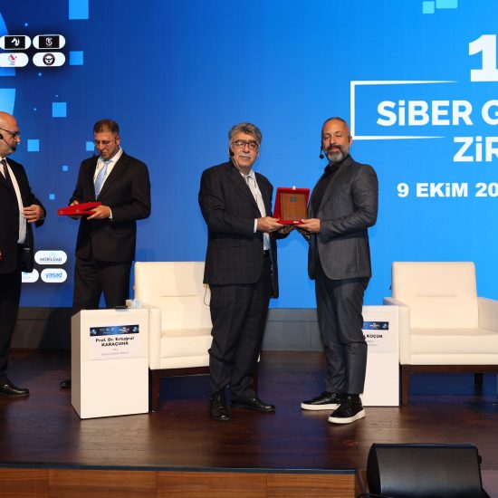 🔐 CyberArts, 10. <a href="/eSafeorg/">e-Safe</a>  Siber Güvenlik Zirvesi’nde!
CyberArts CEO’su <a href="/ErdemEris_/">Erdem ERİŞ</a> , “Telekom Sektöründe Siber Güvenlik Kariyer Fırsatları” panelinde gençlere seslendi:
“Siber güvenliğe ufacık da olsa ilginiz varsa, başka alana yönelmeyin. Farklı bakış açıları sektörü
