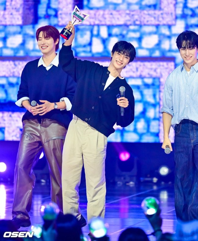 oh hyungu, your smile shines so brightly🥹💜