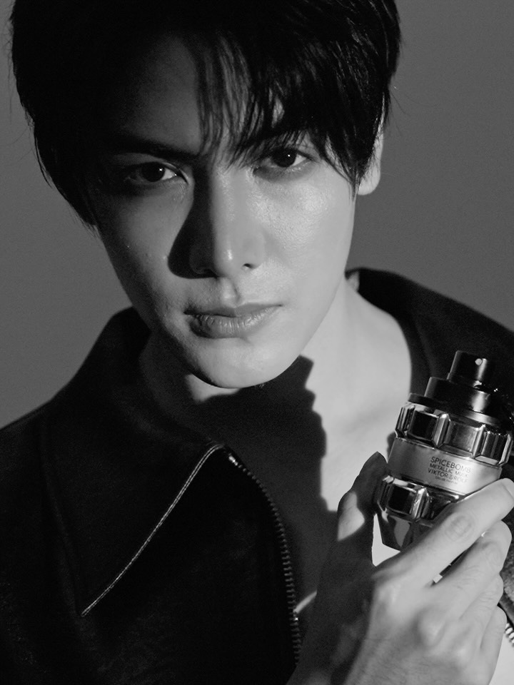 “จุง อาเชน” ขึ้นแท่น Regional Ambassador ตัวแทนเอเชียตะวันออกเฉียงใต้ ของแบรนด์น้ำหอมหรูระดับโลก  Viktor &amp; Rolf Fragrances คนใหม่
#JoongxViktorandRolfFragrances
#ViktorAndRolfFragrances
#SpicebombMetallicMusk
#JoongArchen 

อีกหนึ่งก้าวสำคัญและความภาคภูมิใจของ “จุง อาเชน”