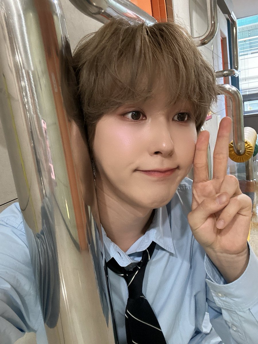 let6yd_2's tweet photo. 좋은날에제일이쁜거 센스있다 https://t.co/YcfChQKOjV