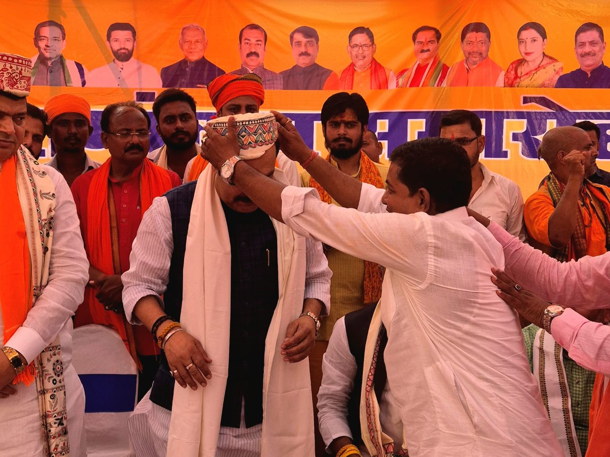 _vivekthakur's tweet image. दरभंगा विधानसभा से भाजपा के एनडीए प्रत्याशी श्री संजय सरावगी जी के नामांकन समारोह में सम्मिलित हुआ।

जनता का अपार उत्साह और कार्यकर्ताओं की ऊर्जा यह स्पष्ट संदेश दे रही है कि दरभंगा में फिर कमल खिलेगा, विकास और सुशासन का परचम लहराएगा!