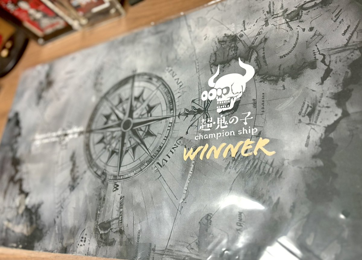 staff_oninoko's tweet image. ┏━┳━┳━┳━┳━┳━┳━┳━┓
┃新┃プ┃レ┃マ┃遂┃に┃完┃成┃
┗━┻━┻━┻━┻━┻━┻━┻━┛

超鬼の子CSで手に入る
オリジナルプレイマット2種
完成しました〜❕

黒のwinner入りは優勝でのみ配布
青のnewデザイン入手方法は後日発表

公式より少し小さいサイズです🤏
#鬼の子CS