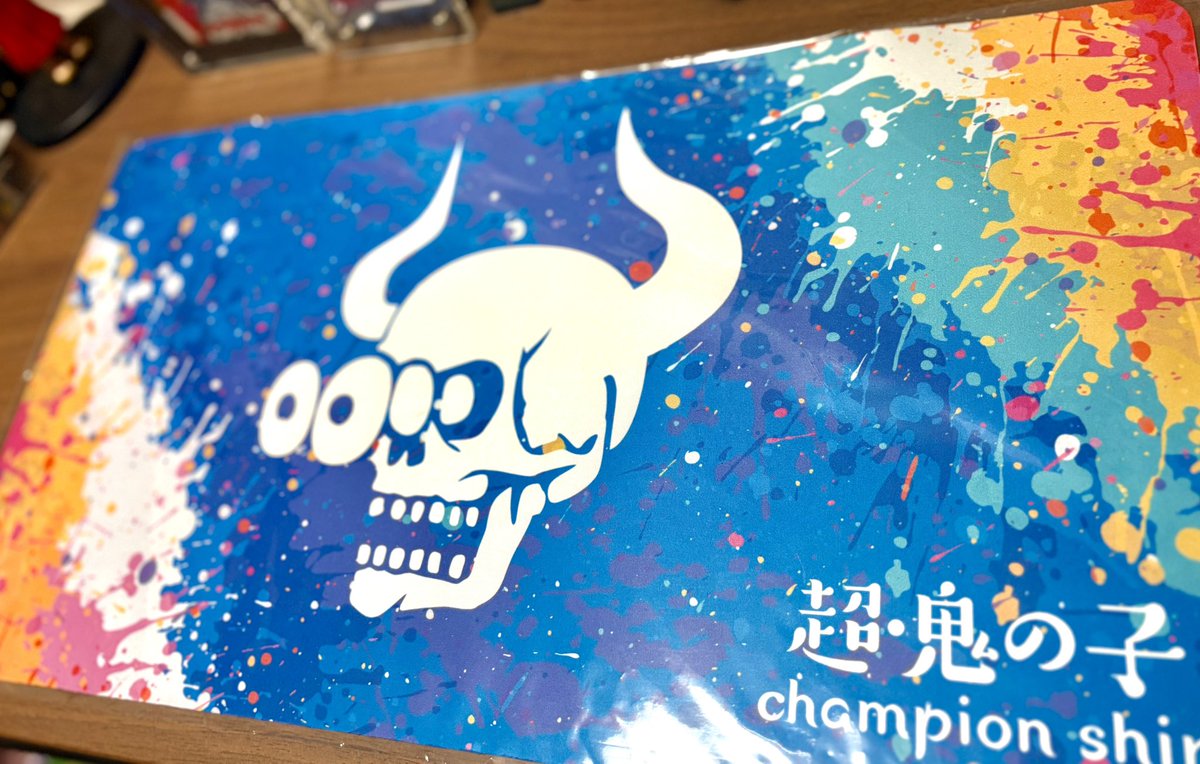 staff_oninoko's tweet image. ┏━┳━┳━┳━┳━┳━┳━┳━┓
┃新┃プ┃レ┃マ┃遂┃に┃完┃成┃
┗━┻━┻━┻━┻━┻━┻━┻━┛

超鬼の子CSで手に入る
オリジナルプレイマット2種
完成しました〜❕

黒のwinner入りは優勝でのみ配布
青のnewデザイン入手方法は後日発表

公式より少し小さいサイズです🤏
#鬼の子CS