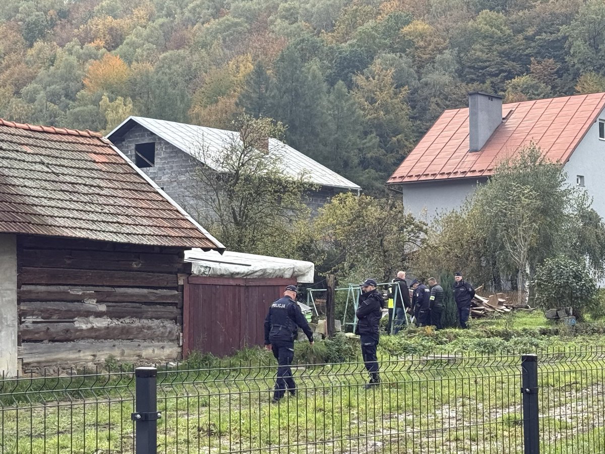 Tej tragedii można było się spodziewać  - mówią sąsiedzi rodziny zamordowanej dzisiaj w Barcicach. Syn zabił matkę i jej dwóch kuzynów. 25-latek był często zabierany przez policję, zachowywał się agresywnie, jakby zażywał narkotyki - mówią mieszkańcy Barcic <a href="/RadioZET_NEWS/">Radio ZET NEWS</a>