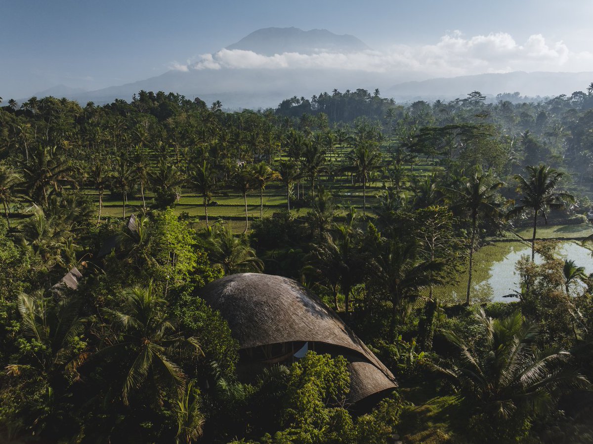 SharingProjects's tweet image. Nascosta nel profondo delle montagne dell'Est di Bali, Indonesia, Hideout Flow dello Pablo Luna Studio, in collaborazione con Hideout Bali, incarna questa visione. Circondata da fiumi, risaie e una fitta giungla, la villa di 190 m² è modellata da due curve fluide che poggiano su…
