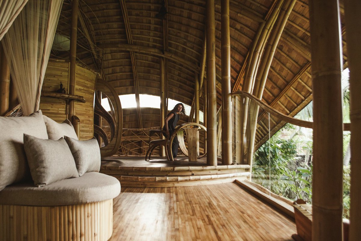SharingProjects's tweet image. Nascosta nel profondo delle montagne dell'Est di Bali, Indonesia, Hideout Flow dello Pablo Luna Studio, in collaborazione con Hideout Bali, incarna questa visione. Circondata da fiumi, risaie e una fitta giungla, la villa di 190 m² è modellata da due curve fluide che poggiano su…