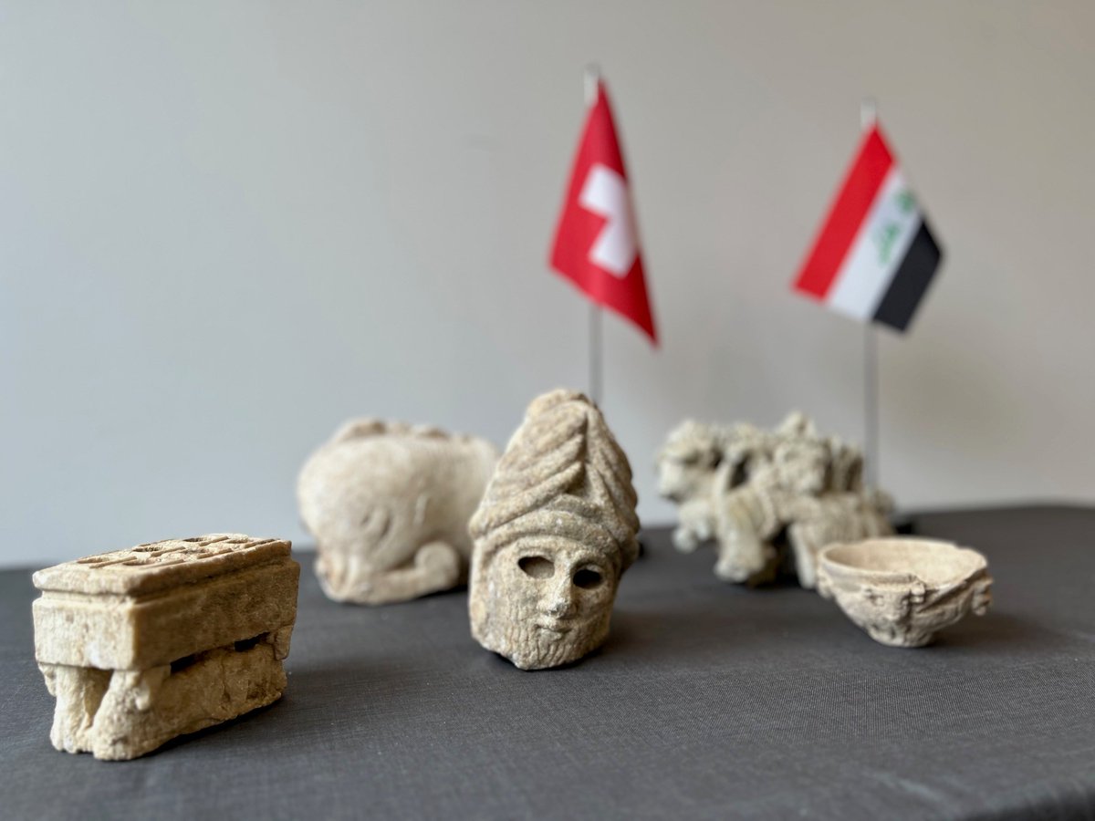 برن 14 تشرين الأول 2025
تسلّم القائم بالأعمال العراقي في بيرن، الدكتور محمد جواد مهدي، مجموعة من القطع الأثرية الثمينة التي تعود إلى نحو خمسة آلاف عام من التاريخ الحضاري للعراق، وذلك في إطار التعاون الثقافي الدولي والجهود المشتركة لاستعادة الآثار العراقية إلى موطنها الأصلي.