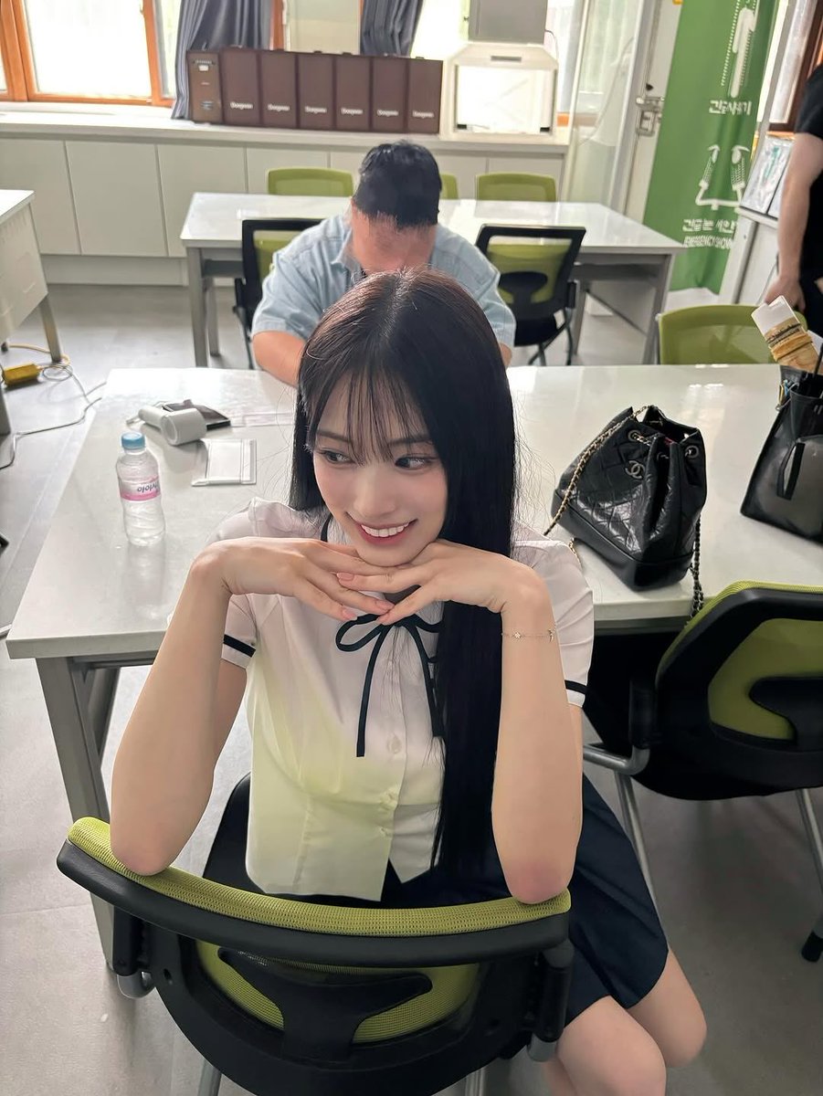 Another sunny afternoon that somehow feels a little special. Maybe I’m learning more from quiet seconds than from lessons. Feels like the universe just hit the button on a tiny wish I forgot I made. Happy Jinjin, happy Jinjin