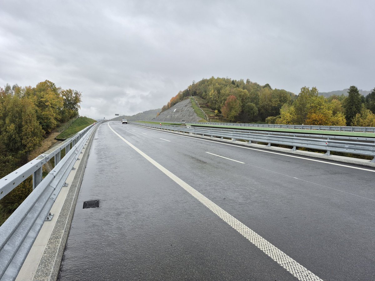 GDDKiA_Krakow's tweet photo. Hej, @GDDKiA_Katowice, #S1 w Węgierskiej Górce będzie podobno najpiękniejszą trasą w polskich górach!🤔
PODOBNO...
Bo NAJ jest #zakopianka #S7 #DK47😍
Dziś trudno o porównania, nowa #S1 nieco "Za mglą"🌫🎶
À propos, @GDDKiA_Rzeszow, jak tam widowiskowa #S19?
@GDDKiA | @MI_GOV_PL https://t.co/HhWxN7KMwg