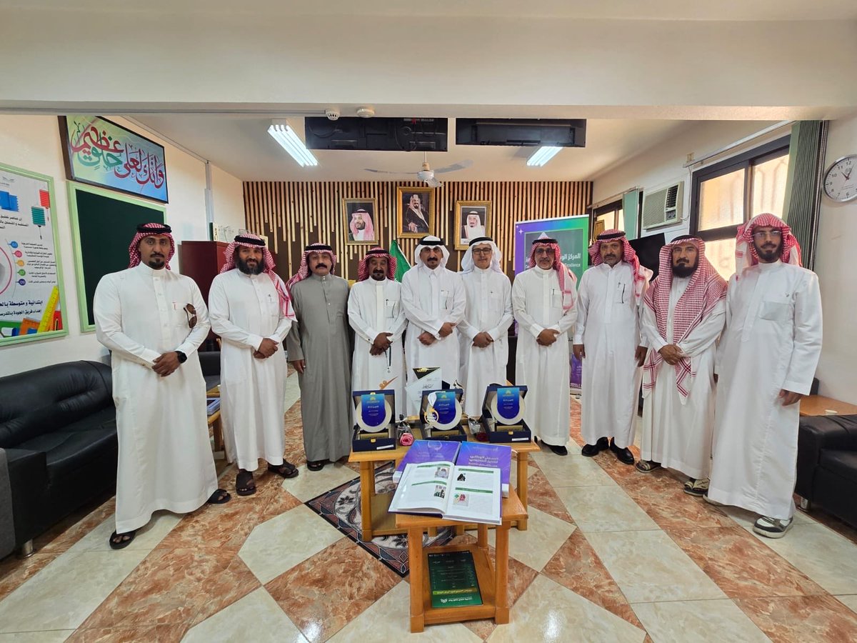 zahrani3li's tweet photo. تشرفت هذا اليوم مع مجموعة من أهالي بالحكم بالقيام بزيارة إلى مدرسة بالحكم الابتدائية والمتوسطة وتهنئة مديرها الاستاذ حسن الشنتير و منسوبي المدرسة بهذا الإنجاز المشرف .
ونسأل الله لهم مزيداً من التقدم والنجاحات . https://t.co/aid49eTiBS