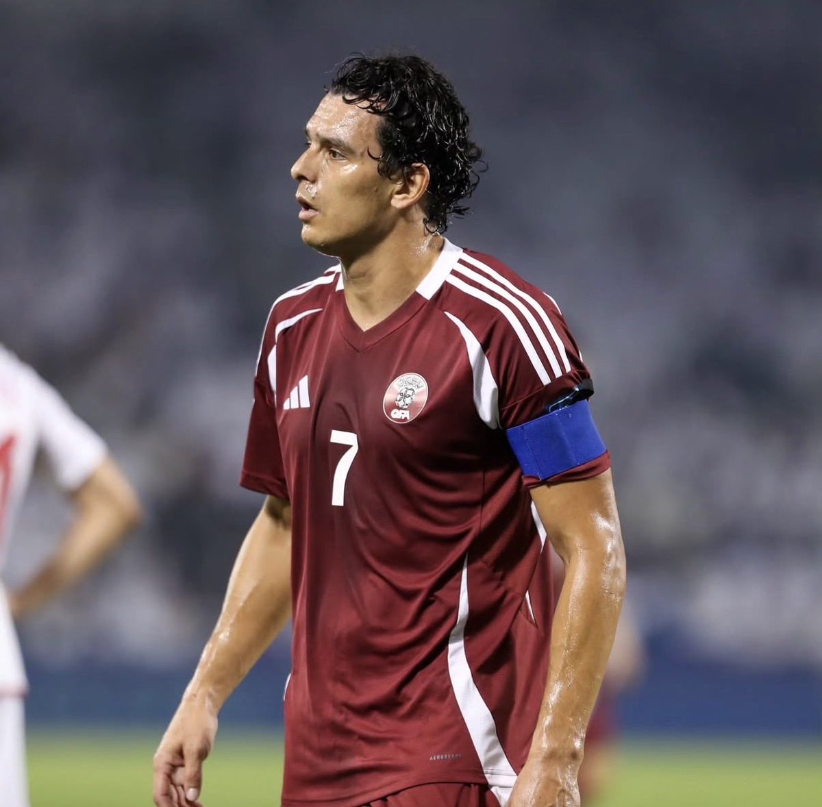 ماحصل مع سبيستيان سوريا محد كان يتوقعه او يتخيله حتى هو نفسه ! لاعب اعطى الكرة القطرية بكل اخلاص و تفاني فالمنتخب و الاندية اللي مثلها وعلى مشارف الاعتزال .. يتم اختياره للمنتخب بعد غياب لسنوات ليلعب ككابتن فالدقايق الاخيرة التاريخية اللي تأهل فيها المنتخب للمرة الاولى بتاريخه