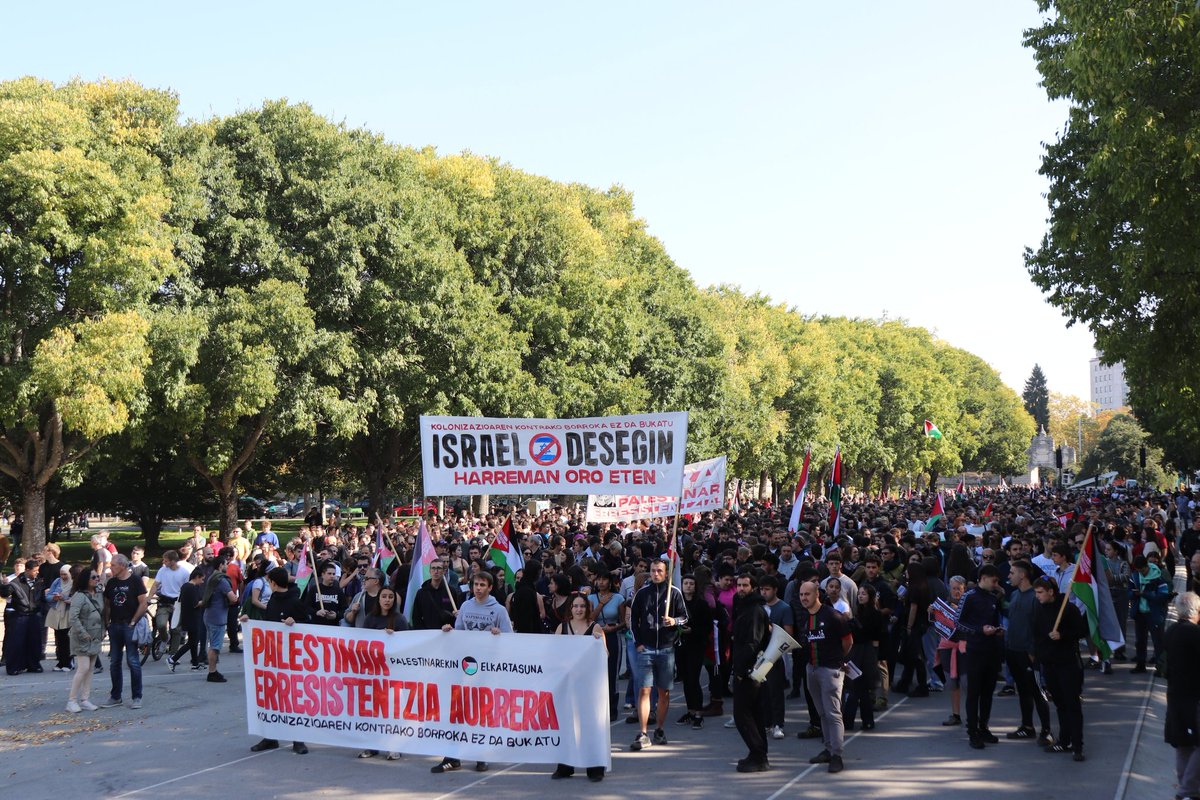 📢🇵🇸 IRUÑEA | U15 KALERA

Gaur kalera atera gara Iruñean Palestina osoaren deskolonizazioa mahaigaineratu eta Israelekin #HarremanOroEten behar direla aldarrikatzeko.