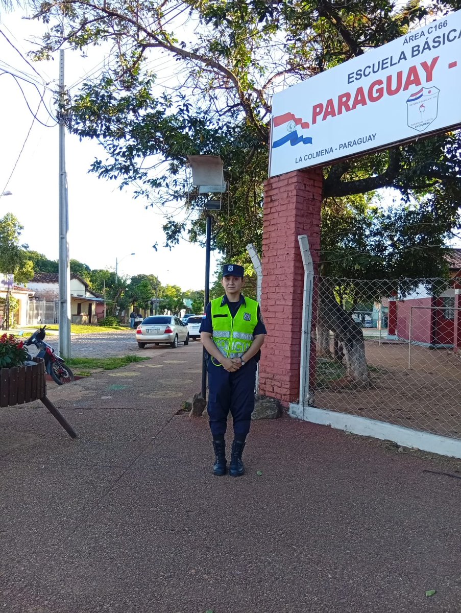 policia_py's tweet image. 🚔🚨#𝗘𝘀𝗰𝘂𝗲𝗹𝗮𝗦𝗲𝗴𝘂𝗿𝗮 | Cobertura de seguridad y regulación de tránsito en el marco de protección en áreas de Centros Educativos durante entrada de alumnos en Paraguarí.
@MDI_Paraguay