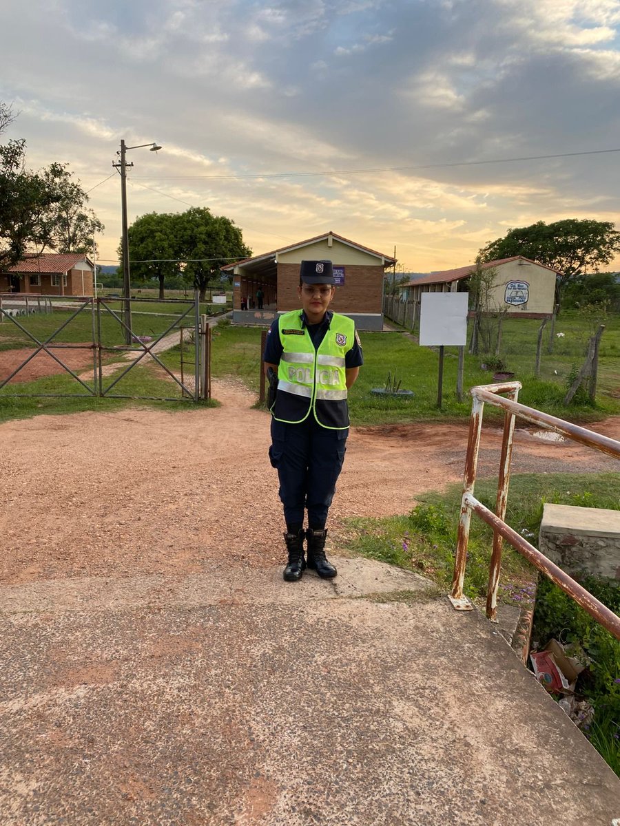 policia_py's tweet image. 🚔🚨#𝗘𝘀𝗰𝘂𝗲𝗹𝗮𝗦𝗲𝗴𝘂𝗿𝗮 | Cobertura de seguridad y regulación de tránsito en el marco de protección en áreas de Centros Educativos durante entrada de alumnos en Paraguarí.
@MDI_Paraguay