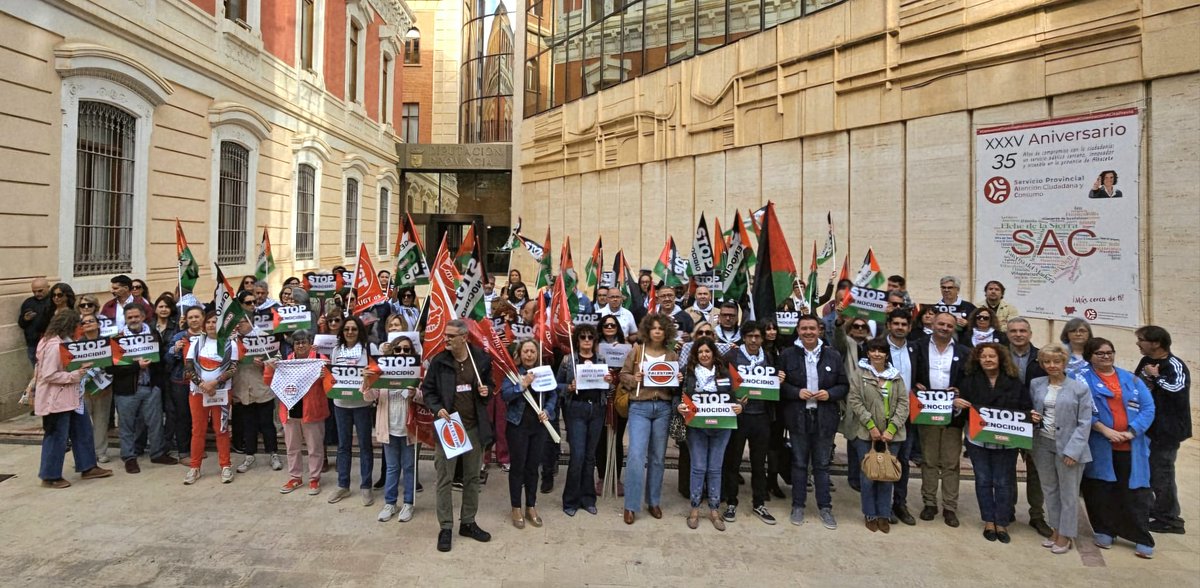 dipualba's tweet photo. ❤️🖤🤍💚 #PorPalestina‼️, nos hemos sumado, con @santicenizate al frente, a la #concentración impulsada desde @CCOOAlbacete y @ugtalbacete en la puerta del #PalacioProvincial, exigiendo el fin definitivo del #genocidio y una #paz justa y duradera 🙌🏻🙌🏻.
🌐 https://t.co/ATzjkEflm9 https://t.co/zQ7qyDkbsa