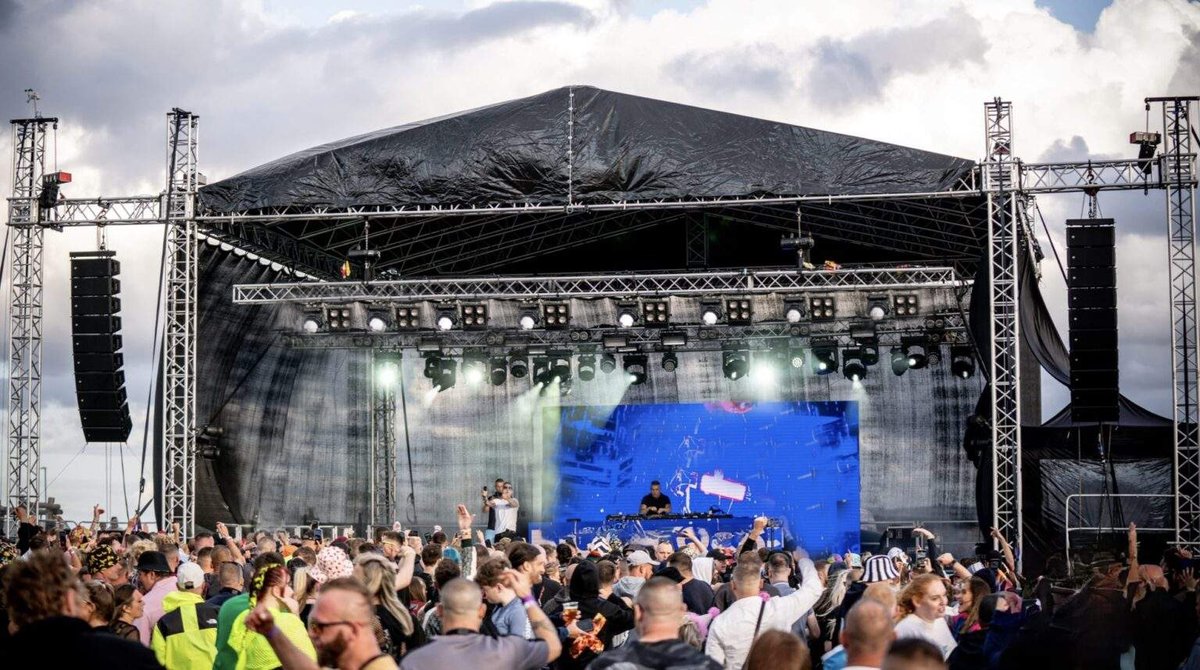 pa_hire_oxford's tweet image. Big stage, big sound, big impact 🎶
Our 12m x 10m Festival Package delivers a full outdoor setup – stage, sound, lighting &amp;amp; LED screens. Perfect for festivals &amp;amp; large events.
#FestivalStage  #Stage_Hire #Sound_Hire #Lighting_Hire #LED_Screen_Hire #SoundAndLightGuys #EventHire