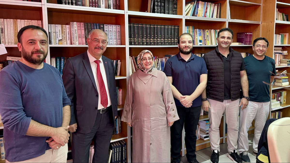 birgiviilahiyat's tweet photo. Fakültemize yeni atanan kıymetli hocalarımız için samimi bir “Hoş Geldiniz” programı gerçekleştirdik.
Birgivî ilahiyat olarak, bu güzel ortamda bir araya gelmekten büyük mutluluk duyduk. 
Hocalarımıza görevlerinde başarılar diler, fakültemize hayırlı olmasını temenni ederiz.🌿 https://t.co/HHFCyklqJ1