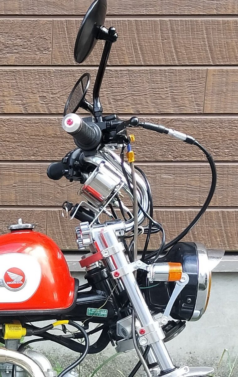 monkey1270x's tweet photo. アルマイト系のパーツは使わないと決めてましたが我慢出来ずに付けてしまいました😂

ボルト穴に挿すだけだから取外しも簡単✨

でも……高いんですよね
4個で1320円……😑

なので反対は写真に映らないから付けてません🤣

 #モンキー #pixiv百科事典 https://t.co/2Kzk6CGnu2