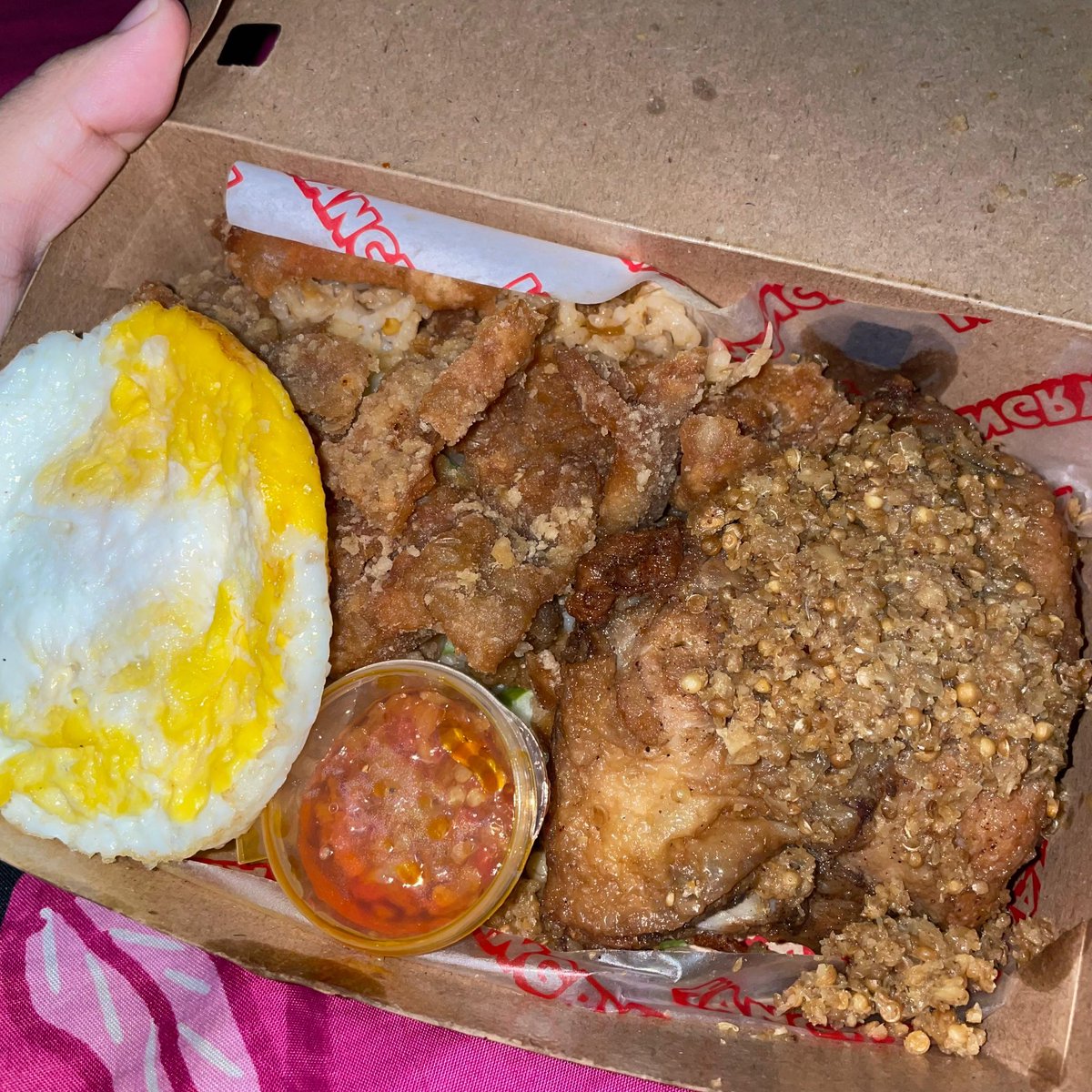 palmsugar2121's tweet photo. berkali-kali aku makan ini karena cuman ini makanan yang berhasil ngobatin rasa kangen makanan rumah, AYAM GORENG BU TUMBAR!! bumbu ketumbarnya MERESAP BGT dan sambelnyaa ENAK POOLL 100x💓 https://t.co/ORwfDJxJJv